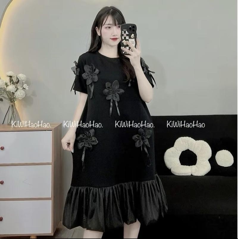 Product Introduction of Váy bầu Kết Hợp Sau Sinh (V102).  Chất umi Lạnh Thêu Hoa Nổi Cao Cấp  - Cổ Tròn Cộc Tay Dáng Babydoll Dài hơn- chân váy xoè -4 màu xinh xinh 6