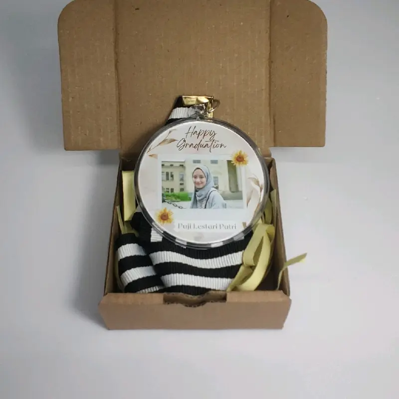 Kado Wisuda Medali Custom foto dan nama sendiri murah harga sudah termasuk box hampers 7