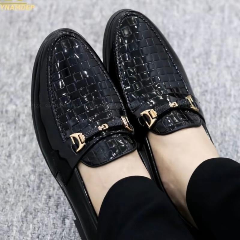 Giày Lười Nam Da Bóng Dập Vân Caro Trẻ Trung Lăng Động Cho Anh Em Shoes M4