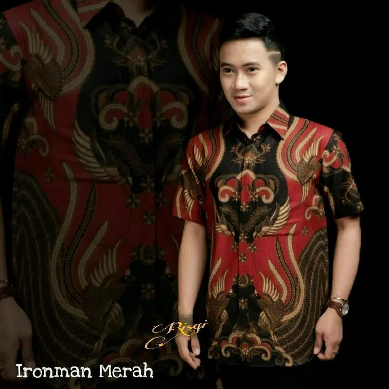 kemeja motif ironmen Crew Neck 0