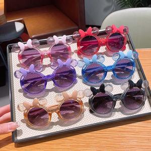 แว่นกันแดดเด็ก unisex แฟชั่นอินเทรนด์น่ารัก ป้องกันรังสียูวี ม่านบังแดด เหมาะสำหรับฤดูร้อน อุปกรณ์จัดแต่งทรงผมภาพ