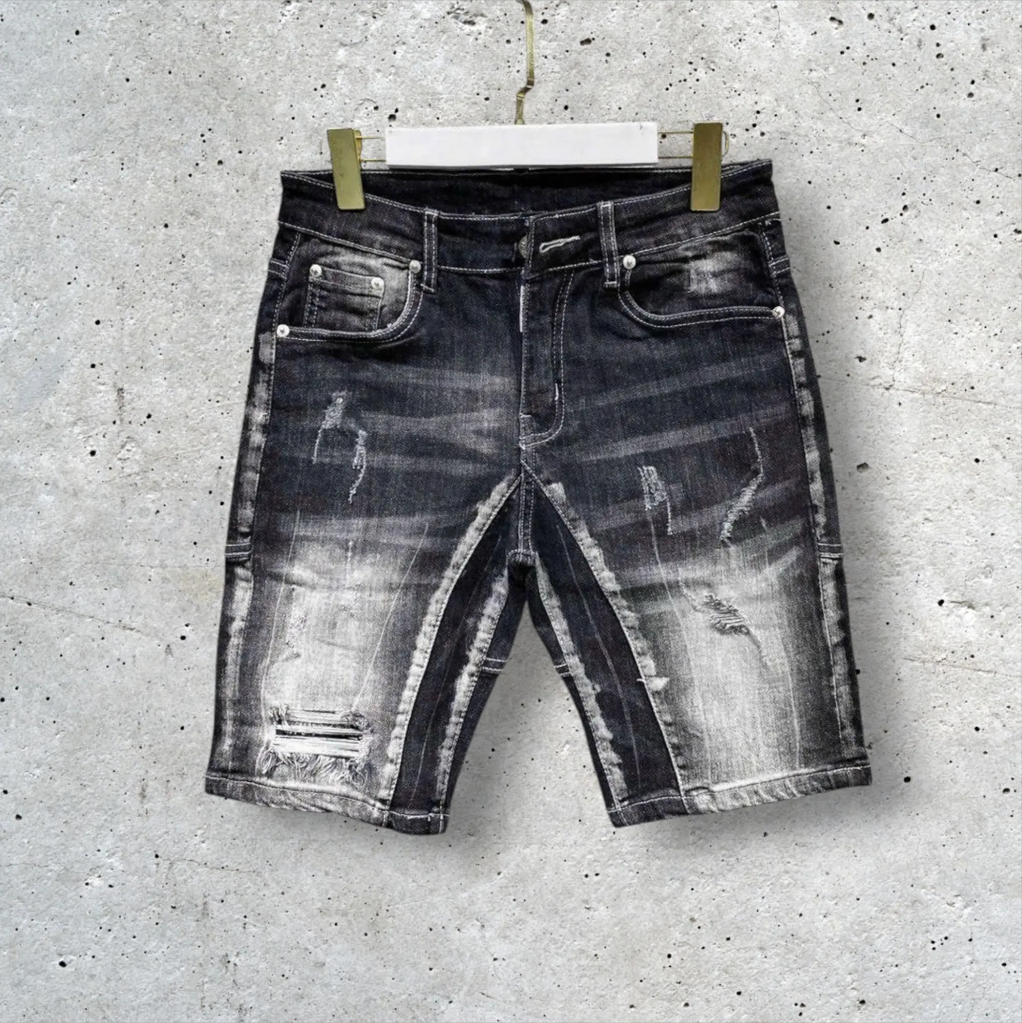 Quần short jean nam mài xước tạo kiểu vẩy sơn boy phố . Chất vải jean co dãn bốn chiều thoáng mát , form dễ phối đồ 	sweatshirt