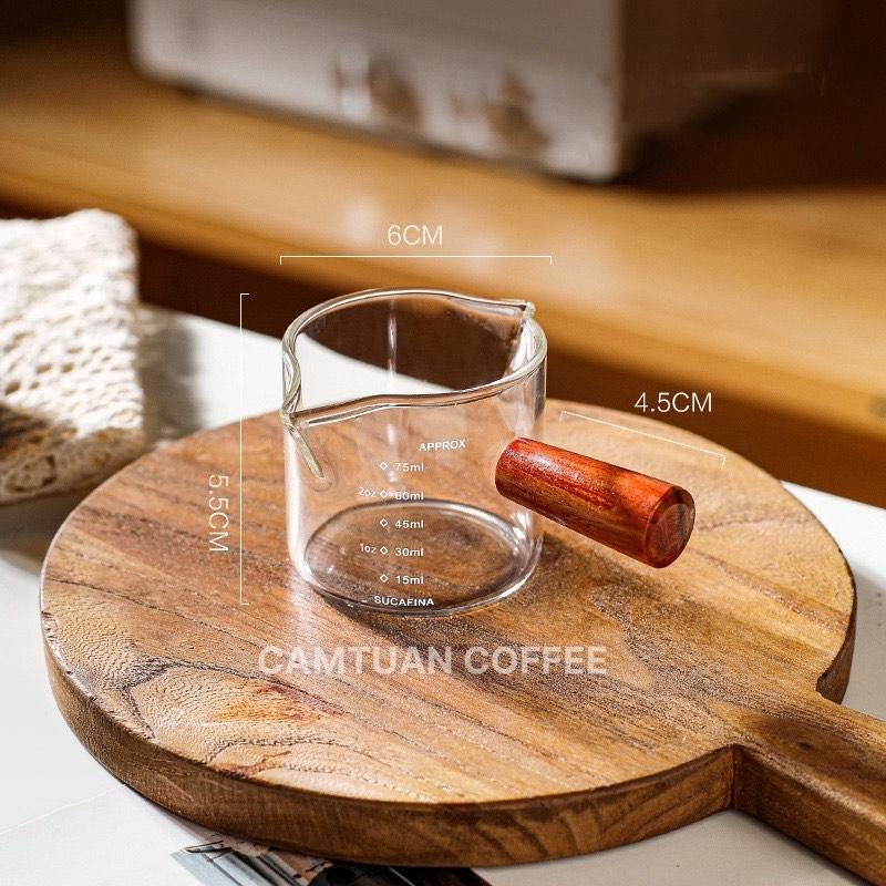 Cốc đong thủy tinh 75ML cao cấp có chia vạch, tay cầm bằng gỗ nhỏ gọn, xinh xắn