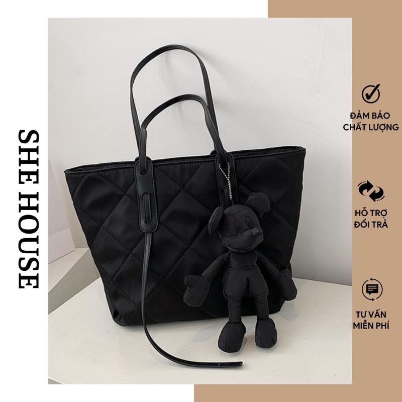  Túi xách Tote màu đen nổi bật. Túi kèm móc khoá gấu xinh. Túi ngăn đựng rộng vừa tập A4 laptop 
