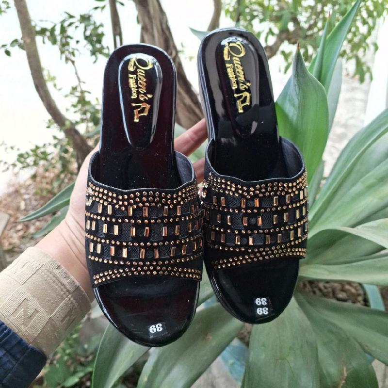 ƯU ĐÃI LỚN Dép nữ trung niên thiết kế phần quai nỉ đính đá màu vàng thoáng chân gồm 2 loại cao 3cm và 5cm đế chống trơn trượt DéP GiàY