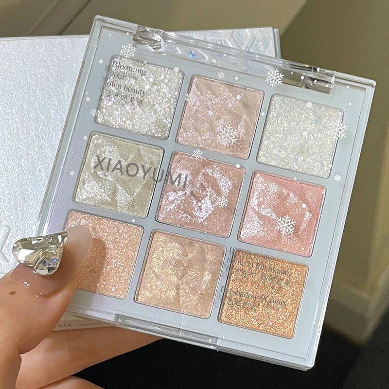 Product Introduction of Phấn Mắt Giáng Sinh, Phát Sáng Ngọc Trai Mới Sáng Bóng, Kim Sa ánh, Đá Và Tuyết, Chín Màu, 30 Ngày Bán Chạy, Thích Hợp Cho Học Sinh, Người Nổi Tiếng Trên Internet, Pha Lê Sáng Bóng Ins, 3460 Miếng 0