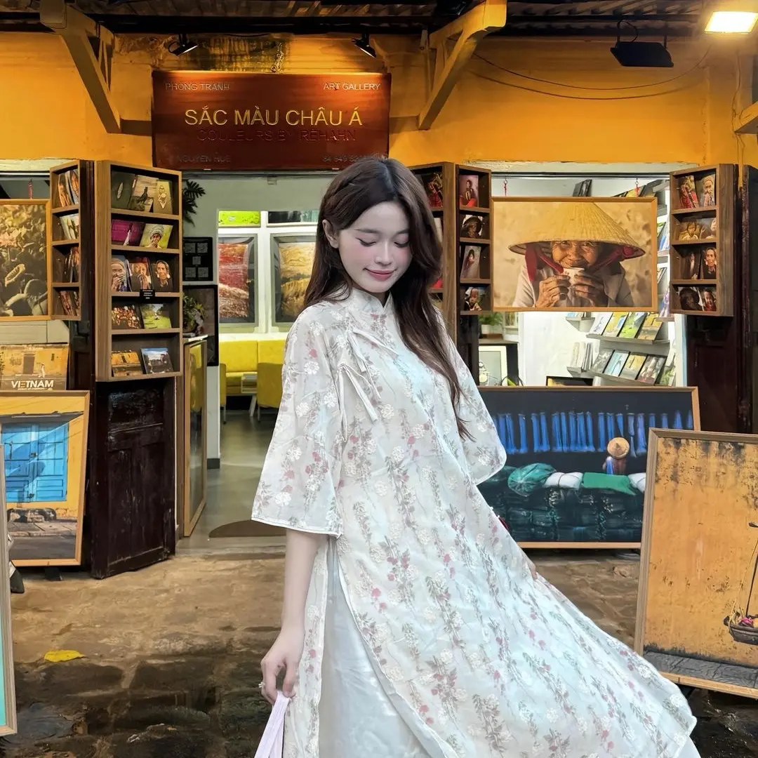 ￼ÁO DÀI VOAN TƠ HỌA TIẾT HOA NHÍ THẮT NƠ THÊU HOA NỔI -ÁO DÀI BẠCH VŨ TẾT 2025 Nữ Women Dress Màu Trắng