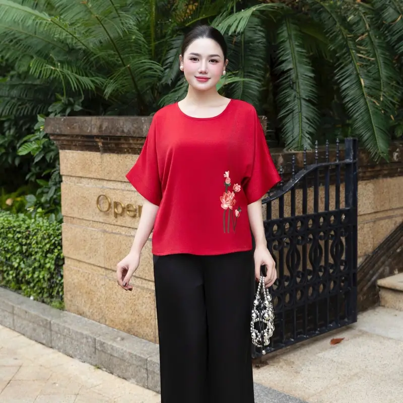 Set thiết kế N H I cho trung niên cổ tròn,tay lỡ cánh dơi rộng, họa tiết thêu bông.Quần dài ống rộng vừa,túi sâu,lưng bản phía trước lưng chun phía sau. Chất liệu lụa nhập cao cấp không nhăn, không xù.Top Nữ 0