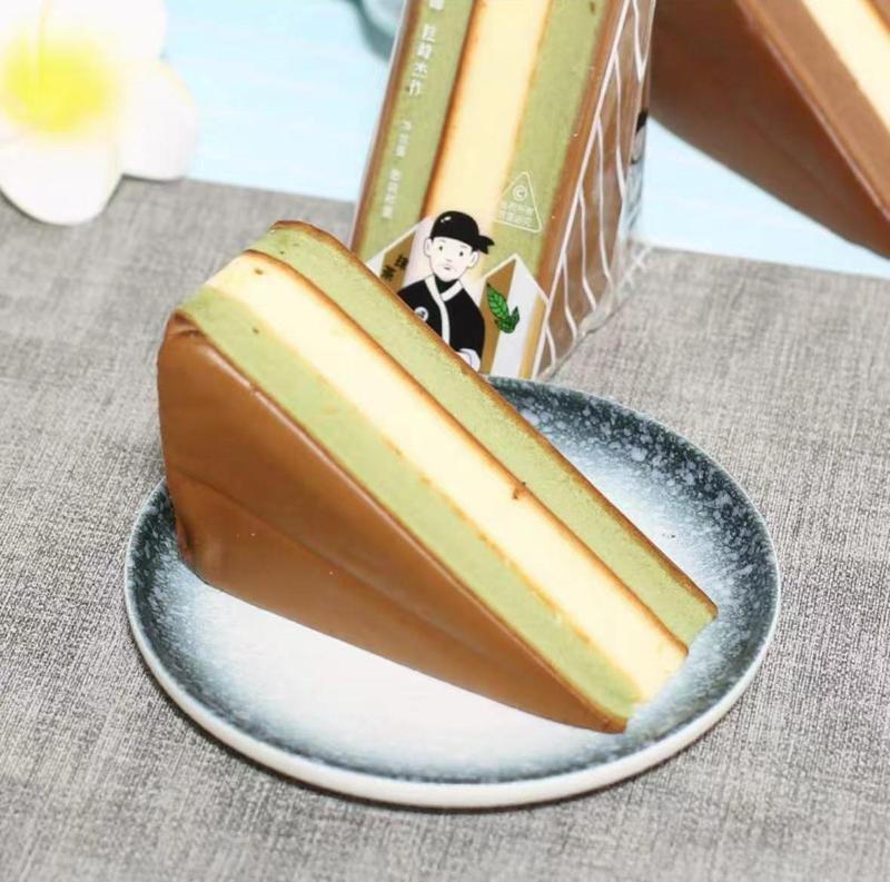 (Có săn 1 Thùng 2kg 20 bánh) Bánh Bông Lan mix 3 vị Tam Giác tra xanh _dâu ,chú hề lô mới nhiều bánh hơn Food Nho 7