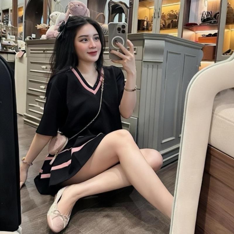 Set Bộ Đồ Nữ Áo Thêu Ngựa Cổ V Phối Viền Hồng , Ngắn Tay Mix Chân Váy Xếp Ly Viền Hồng Có Quần Trong