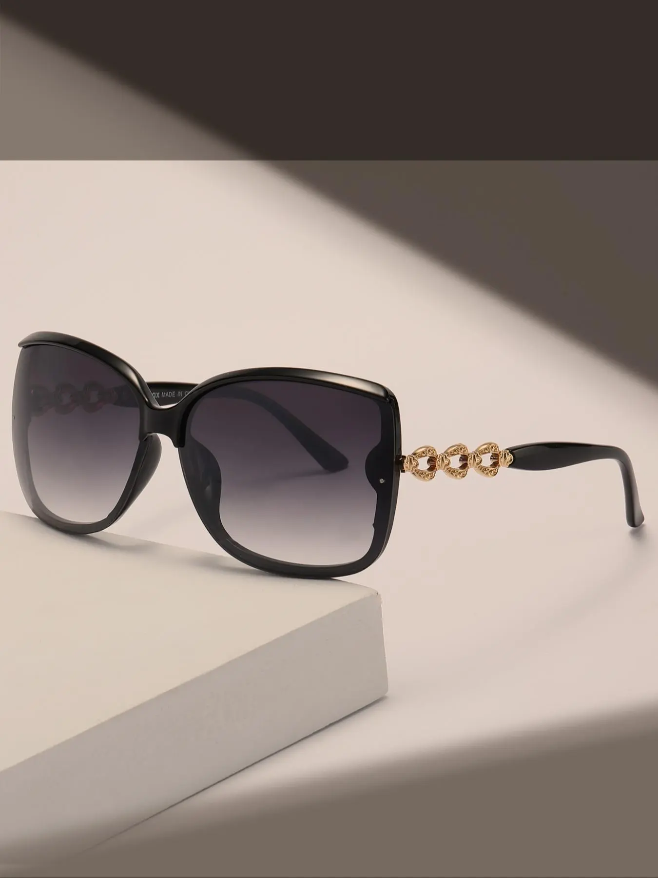 Women's Vintage Trendy Chain Decor Sunglasses, Retro Large Butterfly Frame Sunglasses, Fashionable Sunglasses for Outdoor Summer Beach Vacation Activities