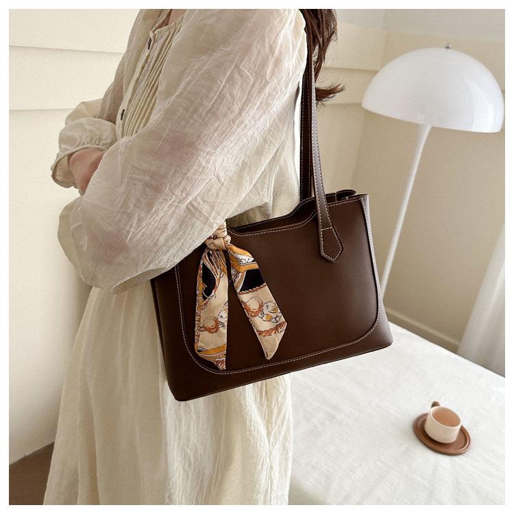 Product Introduction of Tote Bag Women's Large Capacity Popular New Special-Interest Design Bag Fashion Commuter Texture Western Style Handbag This Year 11