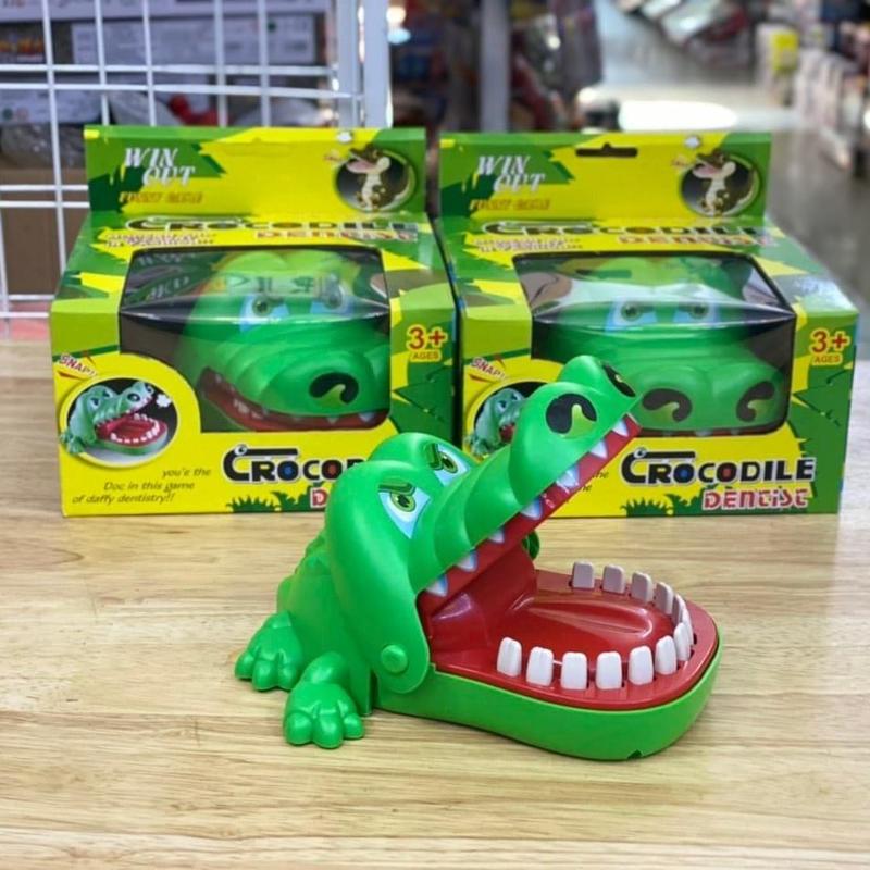 Cá sấu khám răng cho bé chơi đùa