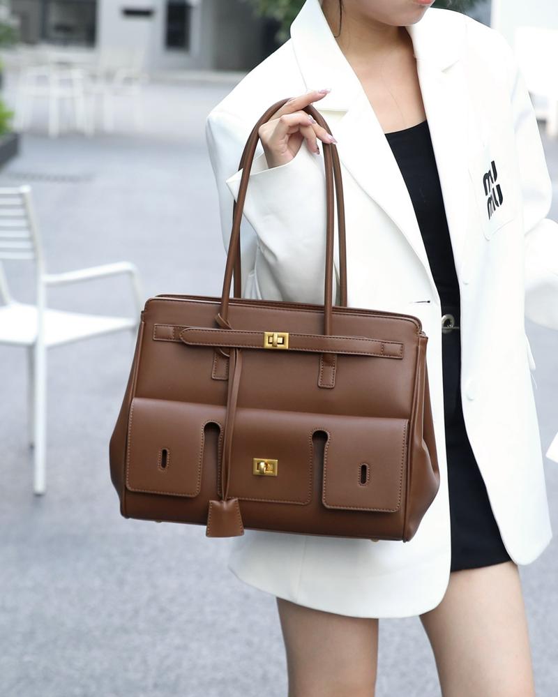 Product Introduction of 2025 New Roden Lock Tote Bag Large Capacity Neutral Motorcycle Wings Style Bag Leather Shoulder Bag Tote Bag 17