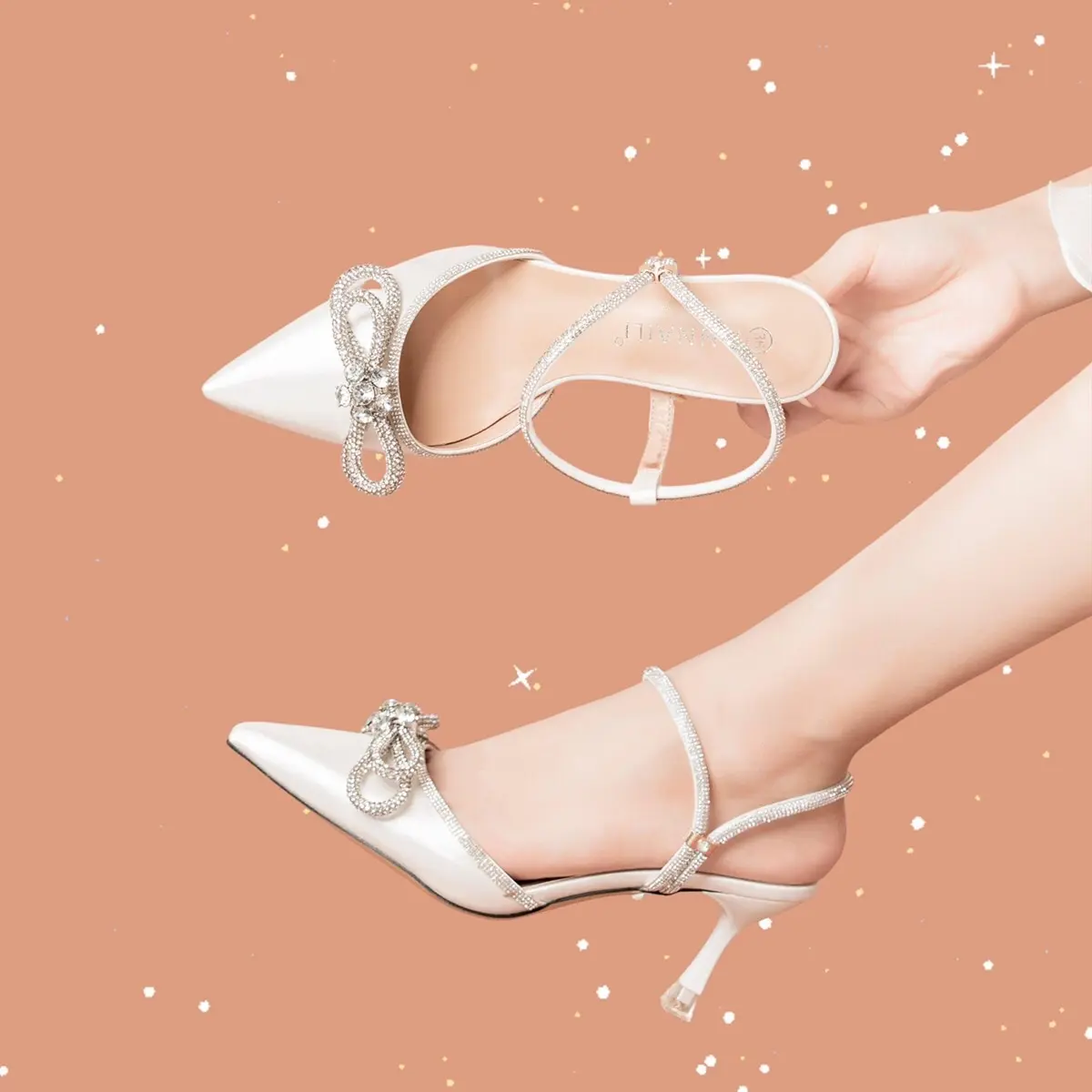 Sục bít mũi quai đá ngang phối nơ đá gót 6cm và 9cm hàng chuẩn size. Hậu cài có khuy điều chỉnh GiàY sục  nữ