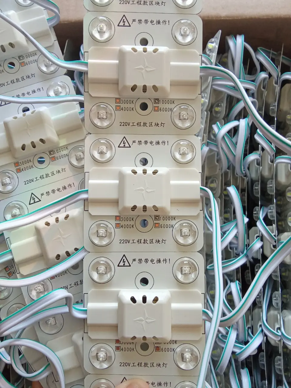 4 BÓNG ĐIỆN ÁP 220V, DÂY 30 BÓNG