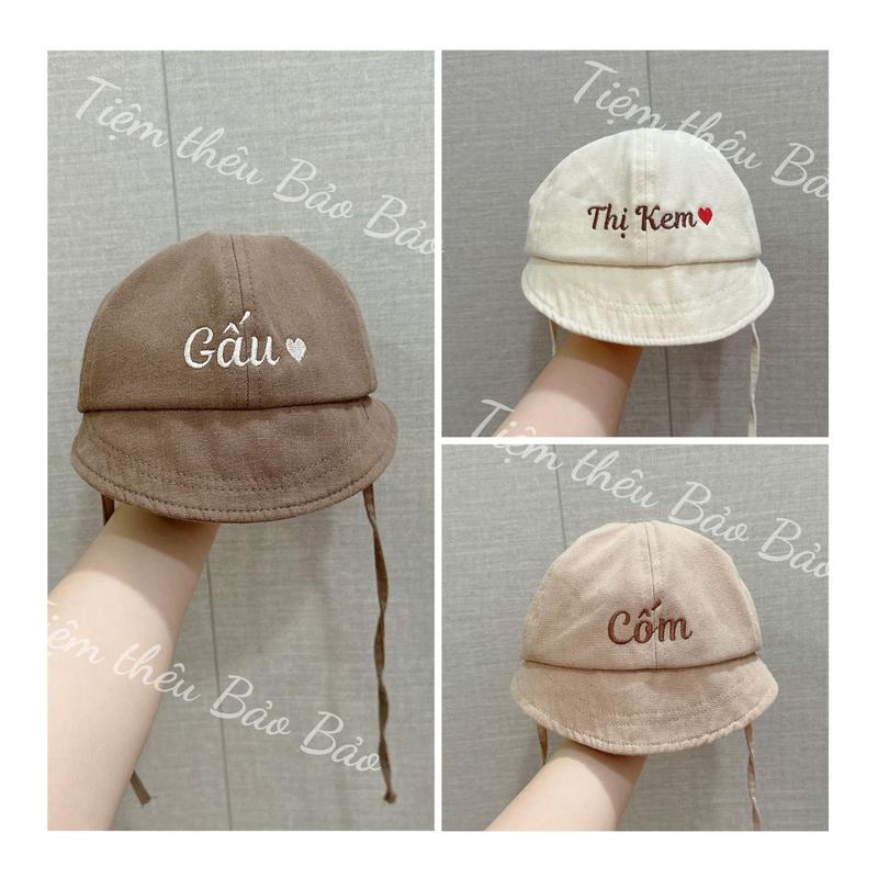 (Hàng thêu) Mũ Thêu Tên Phong Cách Hàn Quốc Cho Bé Từ 3m Đến 12m , Có Dây Thít Và Quai Buộc Chống Bay