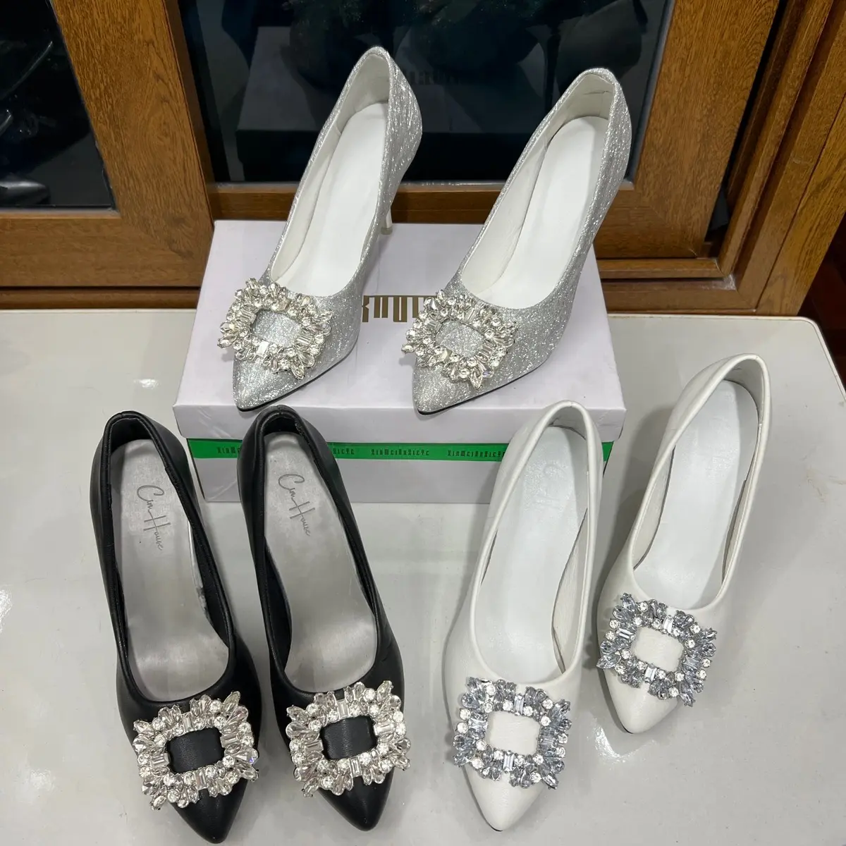 Giày cao kín gót 9 phân mũi nhọn gắn đá vuông lấp lánh Nữ Shoes
