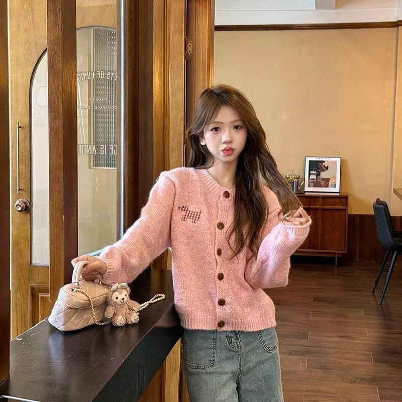 Product Introduction of Áo Len Dệt Kim Cardigan, Áo Khoác Mỏng Và Rộng, Thêu, Kẹo Vá Chó chó Con, Phong Cách Ngọt Ngào Hàng Mới Về 2024 Nữ Top Nữ Top Women Khuy Màu Hồng aolennu 9