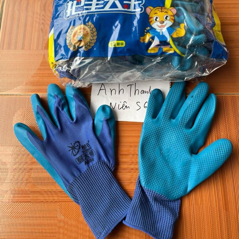 12 Đôi Găng Tay phủ Cao Su mã A688 ( plastic ) chống mài mòn. Găng tay bảo hộ lao động chuyên dụng. (Chống Nước) ở phần phủ . Găng tay chống dầu nhớt giúp bảo vệ đôi bàn tay của bạn