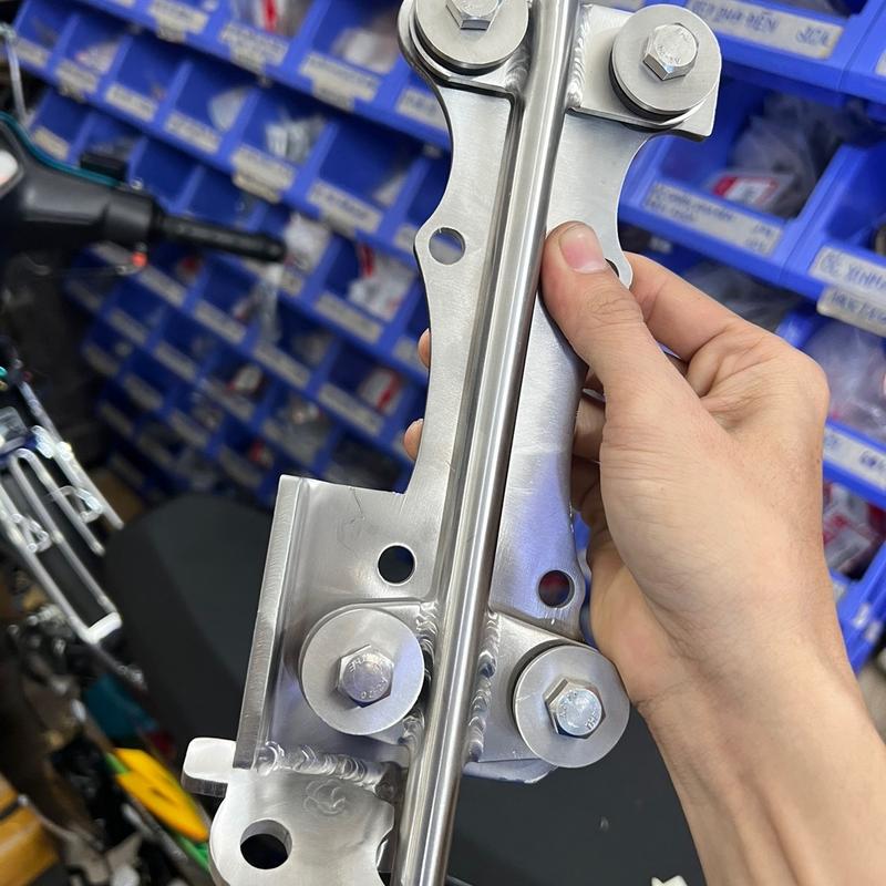 Phụ Kiện gác máy 2 tầng chống rung chân gắn xe honda wave dream Phụ Tùng Inox