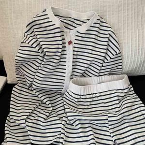 ชุดทูพีซ ลายทางขาวดำ ทรงหลวม แฟชั่น ลำลอง เสื้อยืดใส่อยู่บ้าน แขนยาว ชุดนอน กางเกงขาสั้นทรงตรง ใส่ได้นอกบ้าน