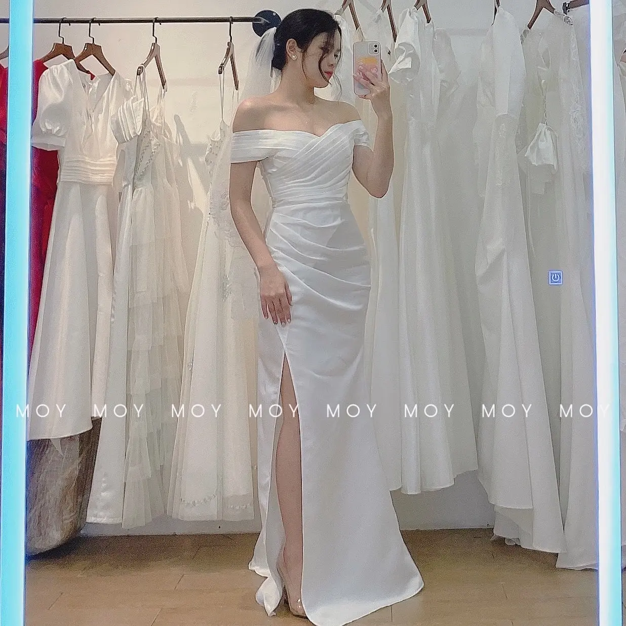 Váy bệt vai xếp ly body xẻ kèm vạt rời- Váy cưới, đầm cưới thiết kế đi bàn, chụp ảnh đơn giản, thanh lịch-H395