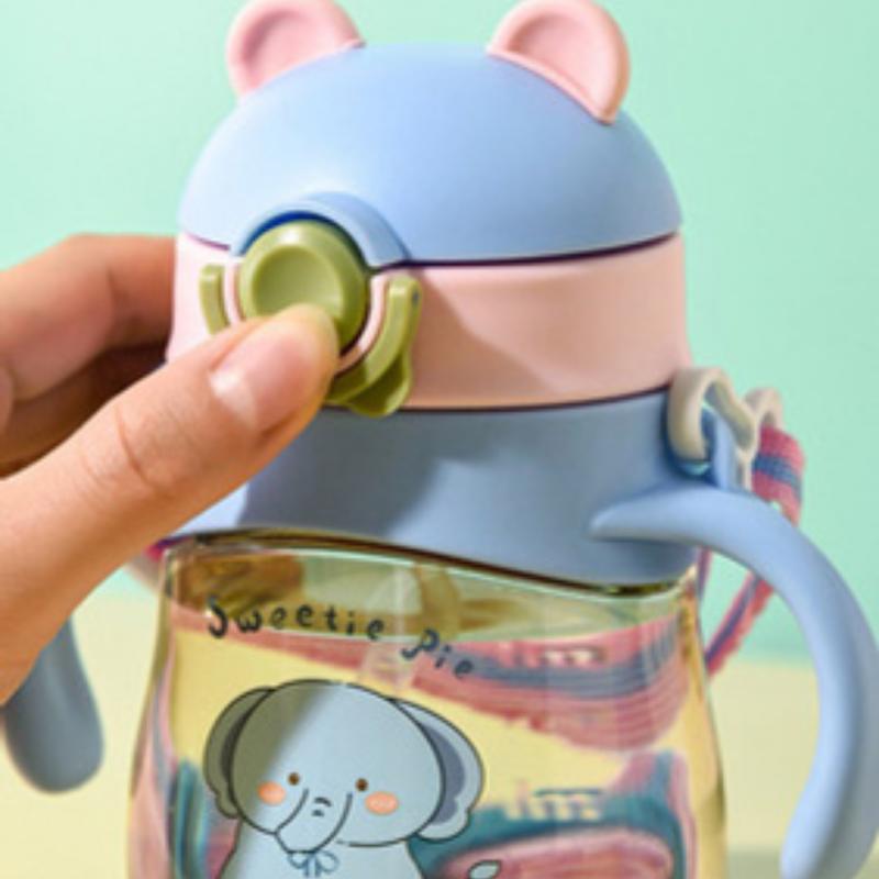 Bình uống nước cho bé dung tích 300ml có tay cầm kèm quai đeo, chống đổ, chống tràn Voi Kem 7
