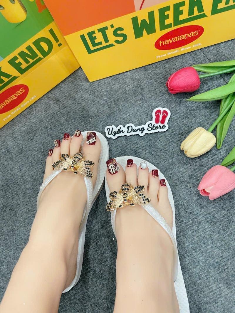 Product Introduction of Dép Nữ Tròn Trắng Slim Kèm Charm HVN 9