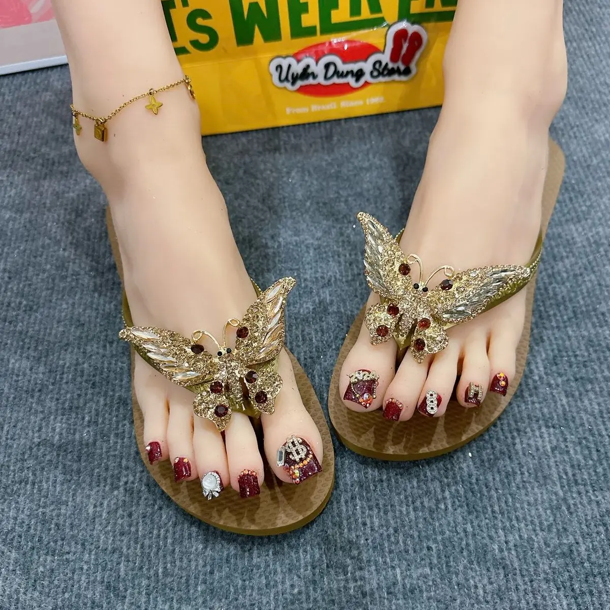 Dép Nữ Tròn Kiwi Slim Kèm Charm HAVAI