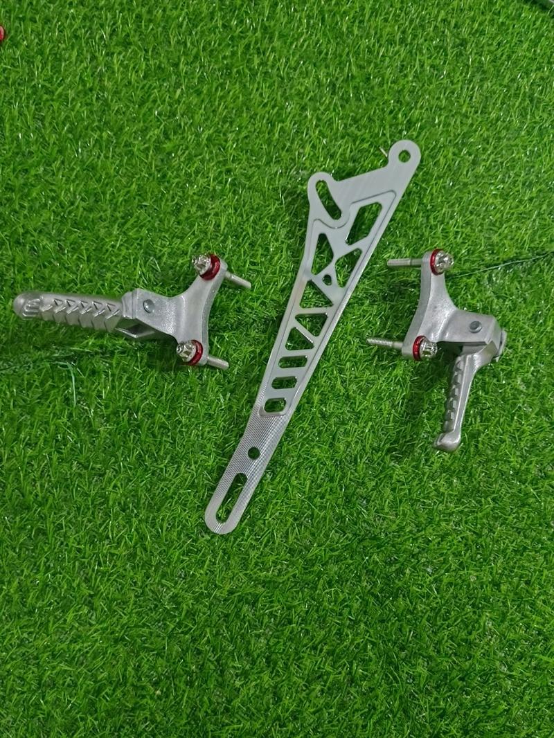 Product Introduction of Gác chân malay gắn xe Exciter 150 tặng kèm ốc inoc thái lông đền nhôm.bát pô cnc dày 10li  Phụ Tùng 3