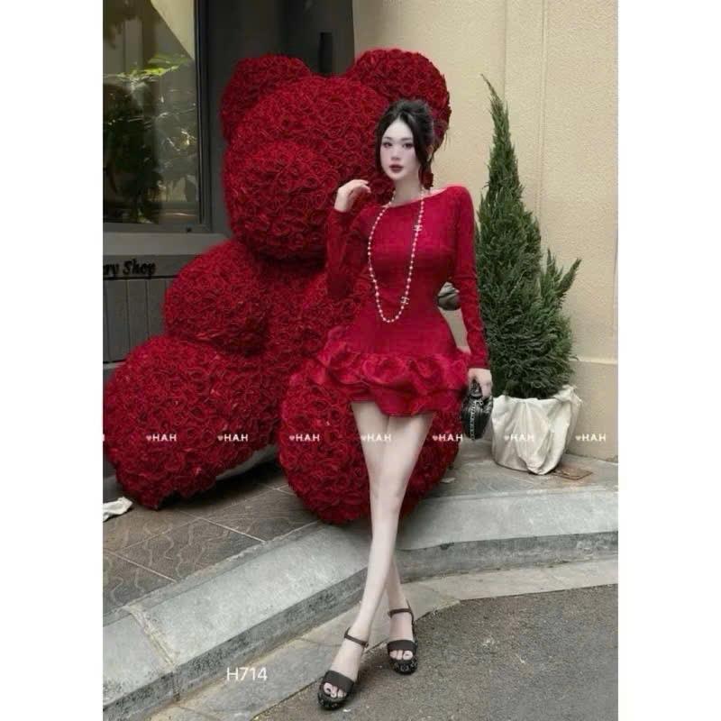 Đầm tay dài xoè tầng hở lưng