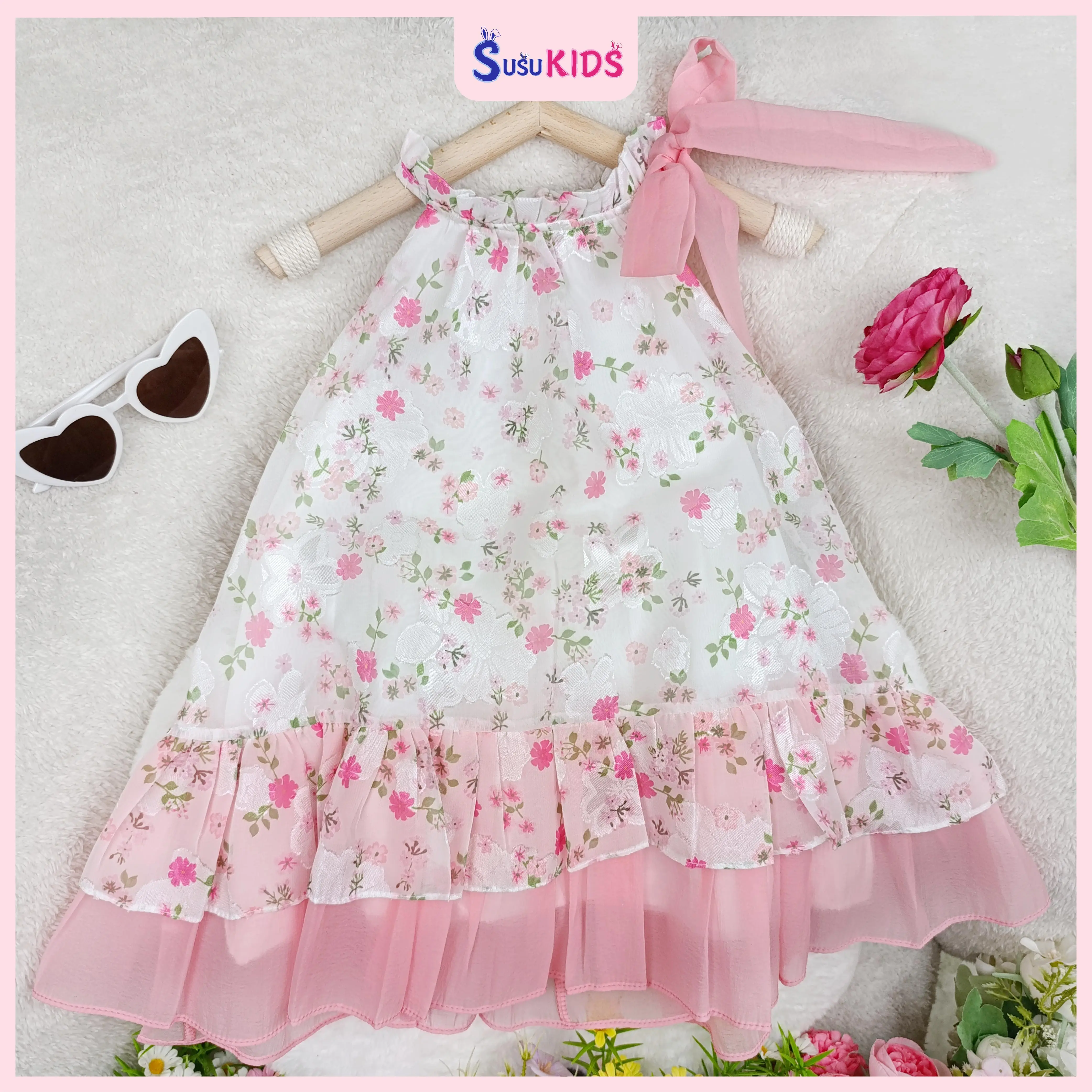 Đầm tiểu thư cho bé SuSu Kids, cổ yếm thêu hoa đính nơ cổ, phom chữ A bèo phối màu 2 tầng SU437