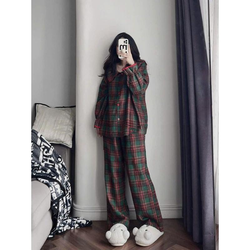 Bộ Đồ Nữ Pyjama Kẻ Caro Xanh Đỏ Noel Áo Cúc Cài Phối Cổ Bèo Viền Đỏ Mix Quần Suông Dài Ống Rộng T. Anh Hn