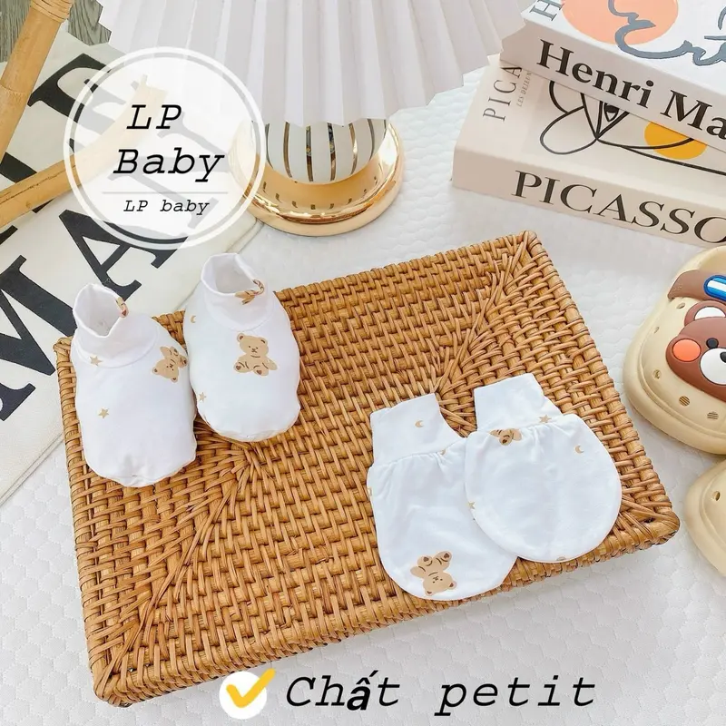 ￼Sét 5 bao tay,  5 bao chân cho bé sơ sinh Chất liệu : vải thun petit cao cấp rất mềm mại và mát mẻ cho bé yêu sự khởi đầu hoàn hảo Sai cho bé từ 0-3 tháng 1