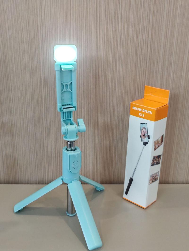 Product Introduction of Portable R1s Selfie Stick with Bluetooth Remote Control and Fill Light for Live Streaming tripod 3