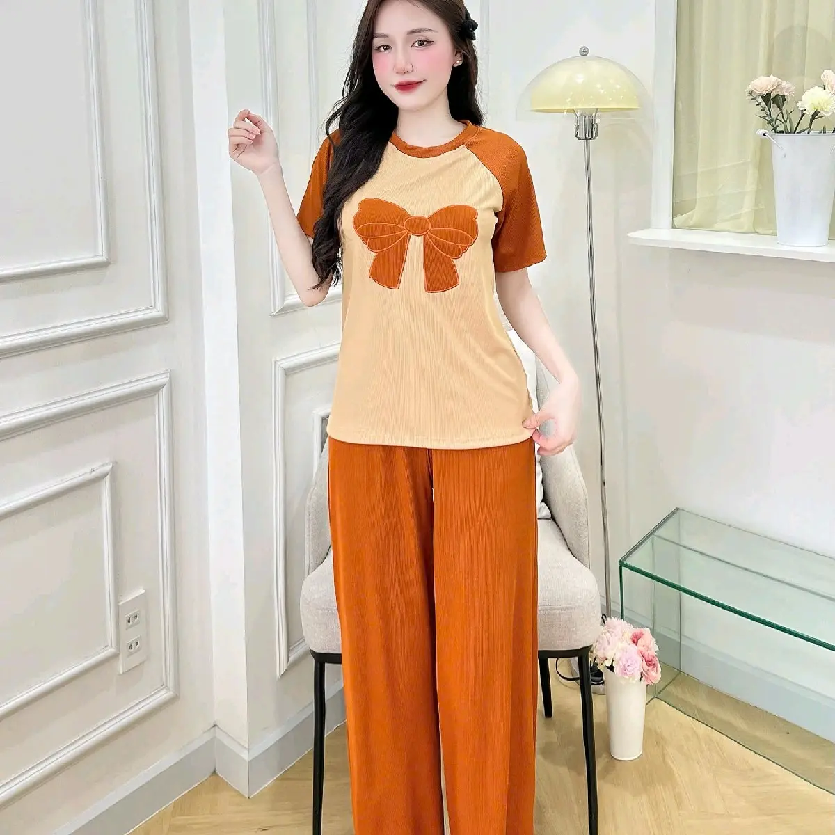 Set bộ đồ TNQD phối nơ thêu đắp sắc nét,from quần ống suông,chất thun gân tăm mềm mát,co giãn bốn chiều,bảng màu tôn da dành cho nàng.Thời Trang Tuyết Nhi. Nữ Women Áo Top Ong Quần Voi đồ bộ  quần sọc caro aoba bahan  váy trà