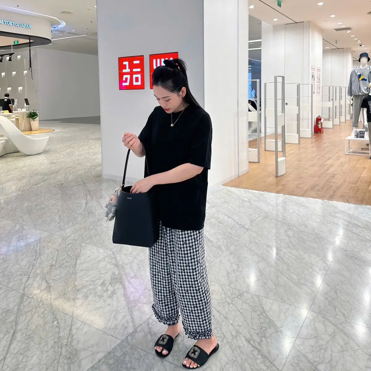 Set áo thun đen trơn phối quần suông caro đen - WOMEN BỘ NỮ