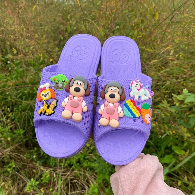 Dép tổ ong Kèm 2 Chó và 8 sticker với nhiều màu yêu thích,charm dễ thương cho khách tha hồ lựa chọn size 35 đến 43 3