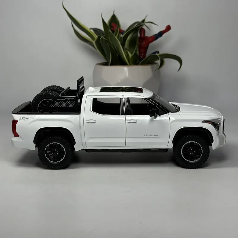 Mô hình xe bán tải Tô yo ta Tundra 4x4 tỷ lệ 1:24 bằng kim loại Tặng biển số VIP 2