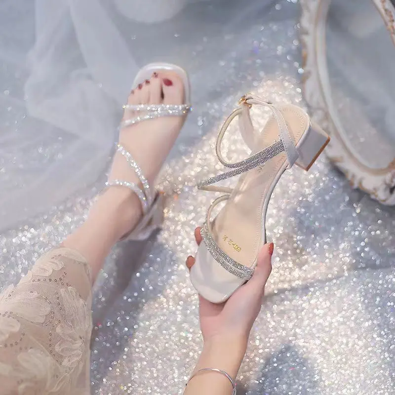 Sandal Tumit Chunky, Gaya Elegan, Ketibaan Baru Musim Panas 2024, Tumit Tengah, Dihiasi Berlian Buatan, dengan Rekaan Skirt, Kasut Bernafas