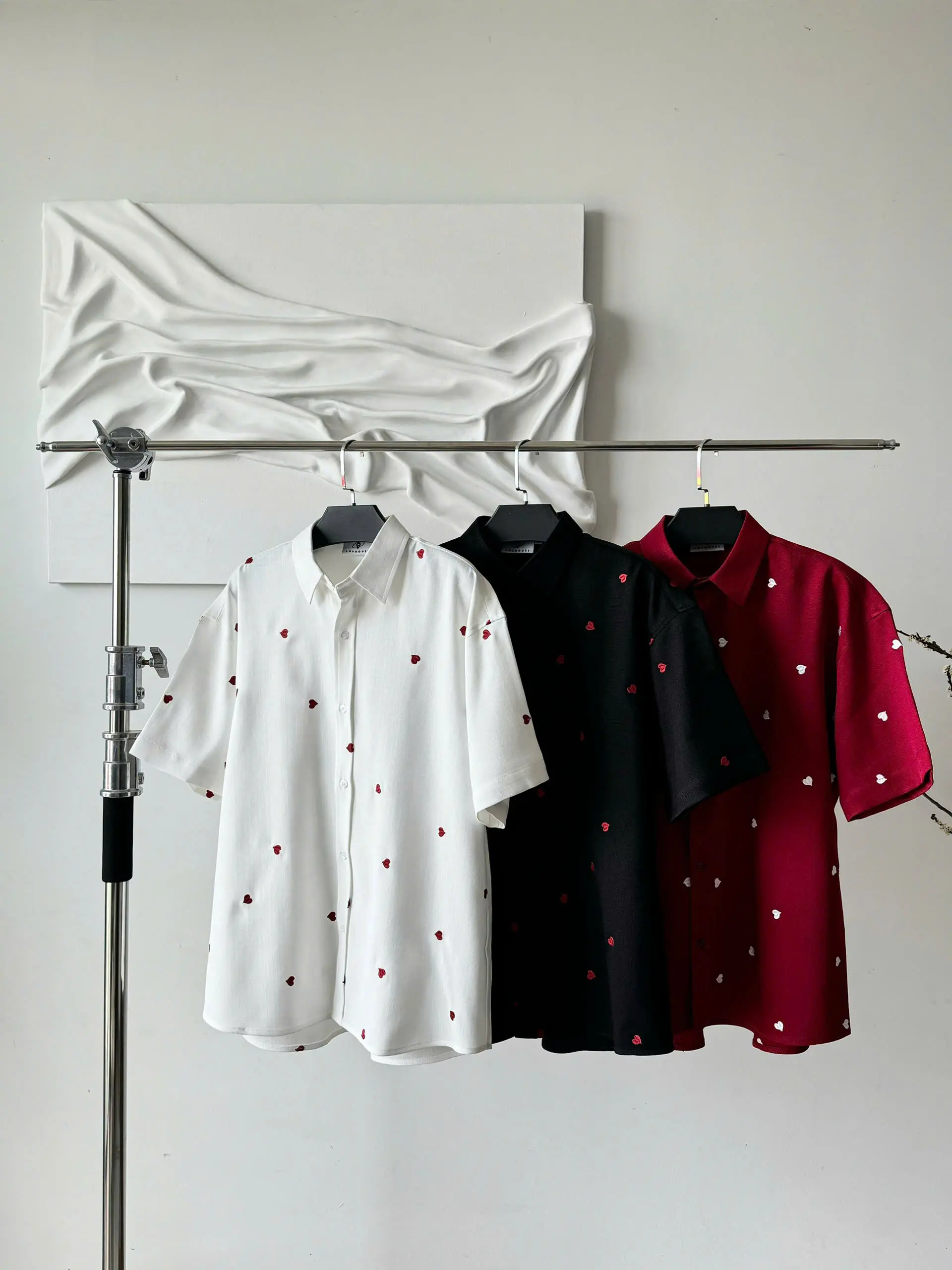 Áo sơ mi tay ngắn, dáng suông, thêu họa tiết trái tim, chất liệu oxford [Heart Valentines Shirt]