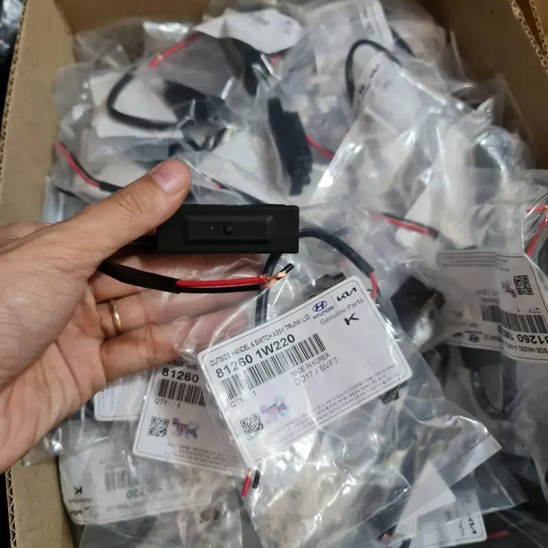 [Sỉ-Lẻ] Công tắc mở cốp sau, cao su mở cốp sau xe Morning 912-21), I10(14-21), Picanto, Rio, Accent, (Mã: 812601W220) 2