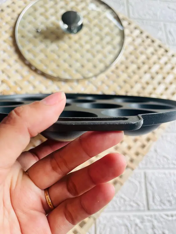 Khuôn bánh khọt, bánh căn 12 lỗ nắp kính - hàng dày đẹp 1