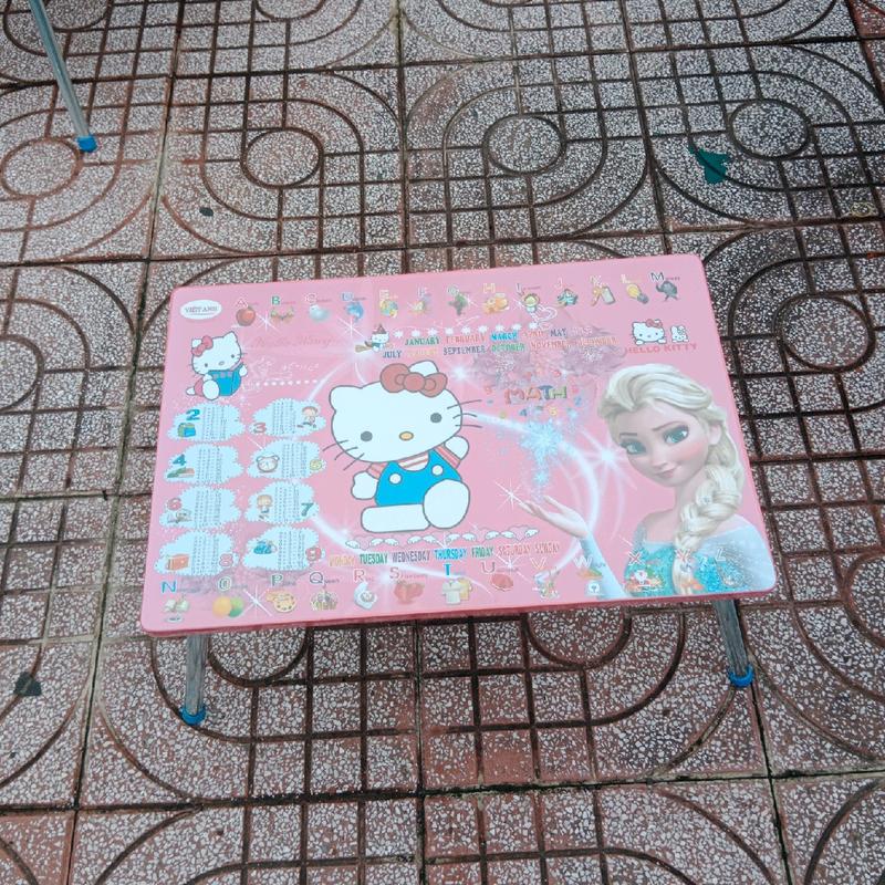 Bàn học sinh, sinh viên hình Hello Kitty kt 40x60cm 7