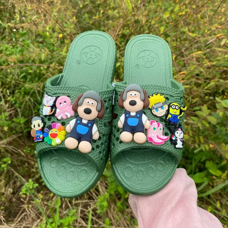 Dép tổ ong Kèm 2 Chó và 8 sticker với nhiều màu yêu thích,charm dễ thương cho khách tha hồ lựa chọn size 35 đến 43 2