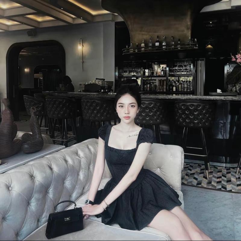 Váy cổ vuông kẻ sọc tay hến tùng xoè bồng kèm quần 2