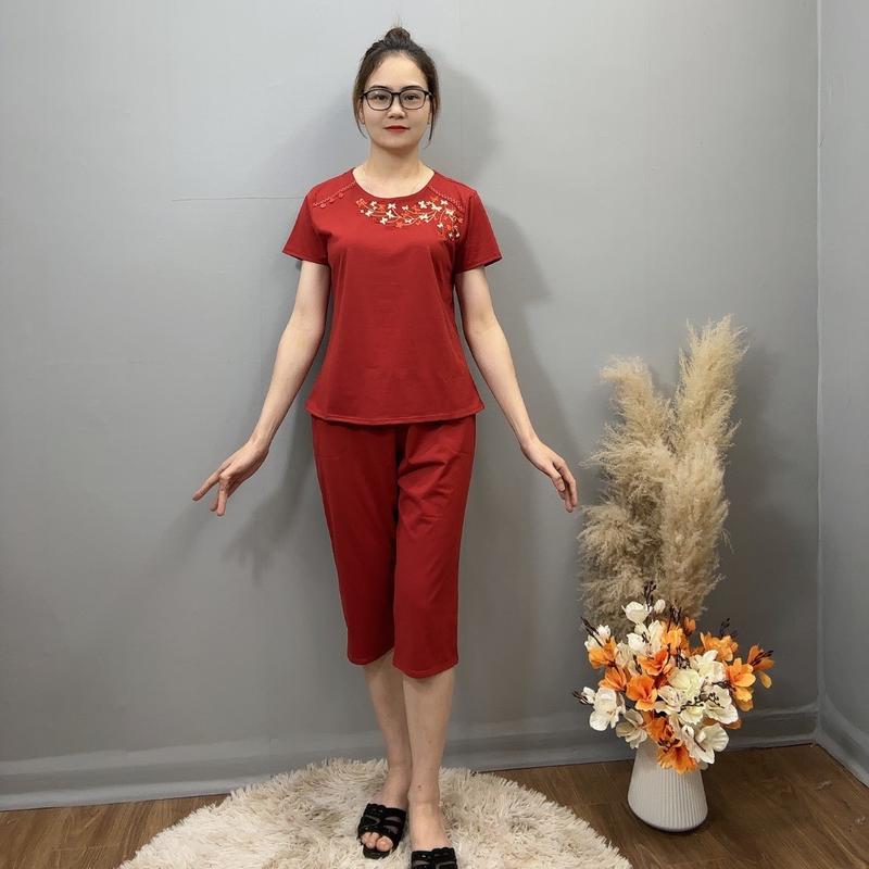 Bộ Quần Áo Trung Niên Áo Cộc Tay Quần Lửng Chất Cotton Thêu Hoa Vi Tính Dành Cho Bà Và Mẹ Mặc Mùa Hè 3 Cúc Vai Women Nữ Nhung Sen