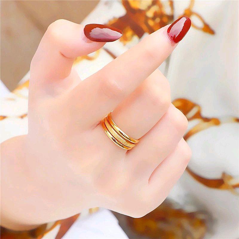 Nhẫn titan 3 mảnh không rỉ không đen.