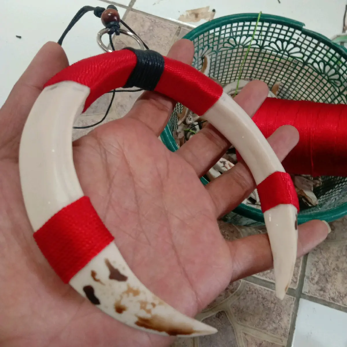 Kalung etnik taring babi sepasang 14cm replika
